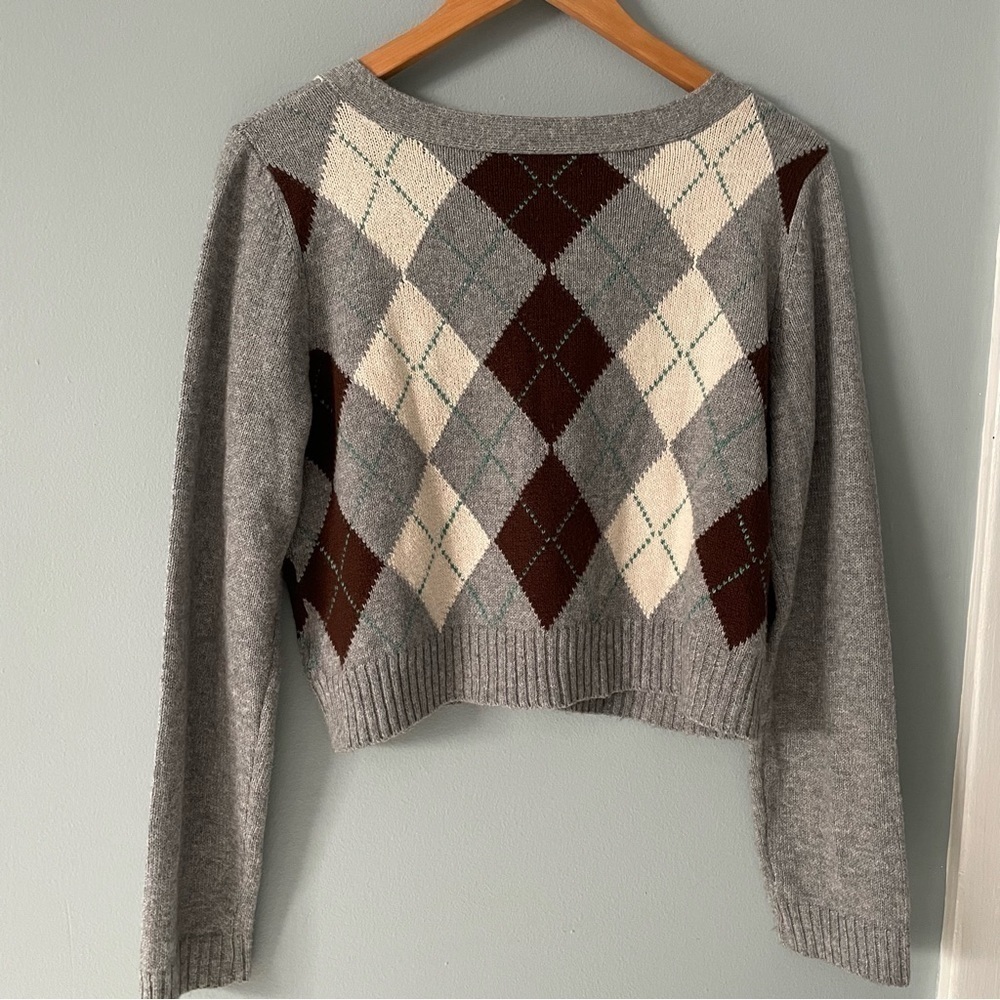 American Eagle Cropped Sweater
Womens M Gray Argyle
Academia Button Up - Picture 4 of 7